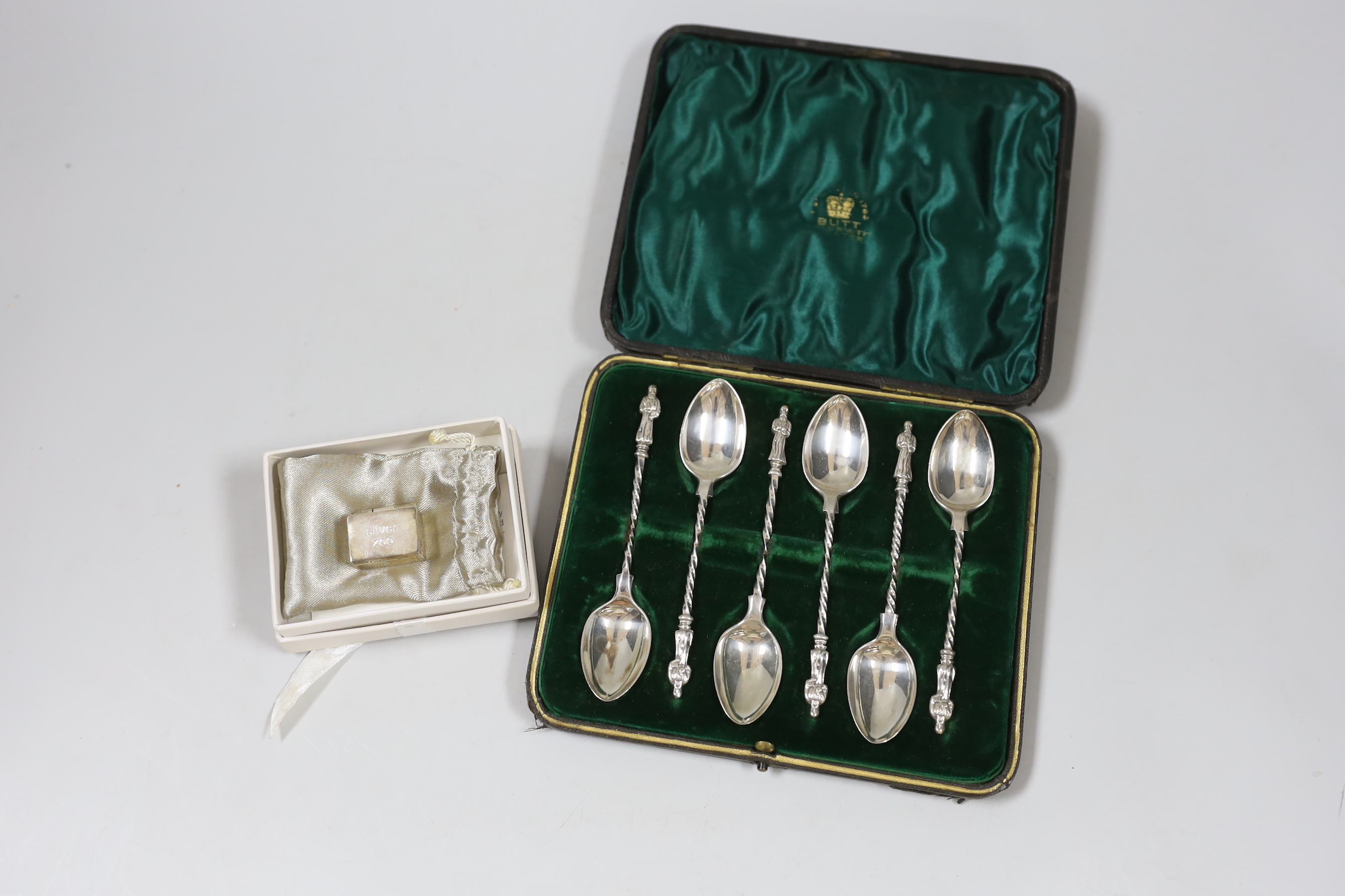 A cased set of six late Victorian silver teaspoons, Sheffield, 1898 and a modern 925 boxed miniature zoo.